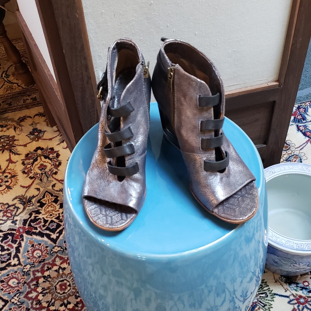 A.S. 98 Metallic Distressed Leather Block Cut Out Heel Open Toed Sandles
